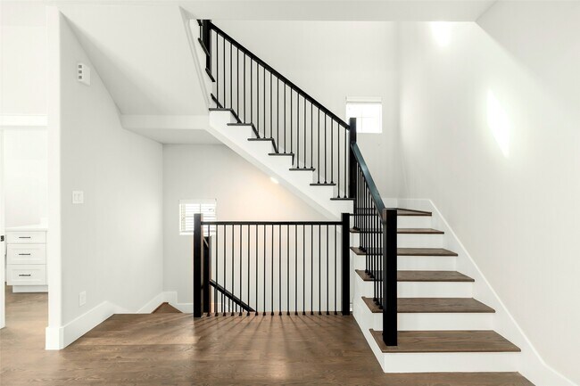 Building Photo - 1421 W 23rd St