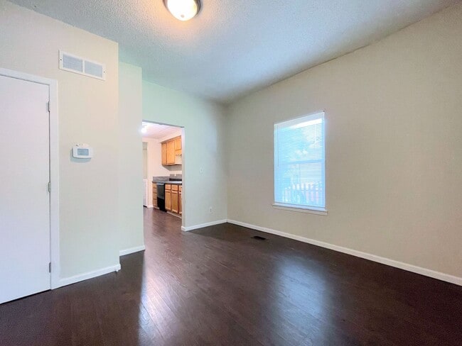 Building Photo - Spacious 3-Bedroom, 1.5 Bathroom Home