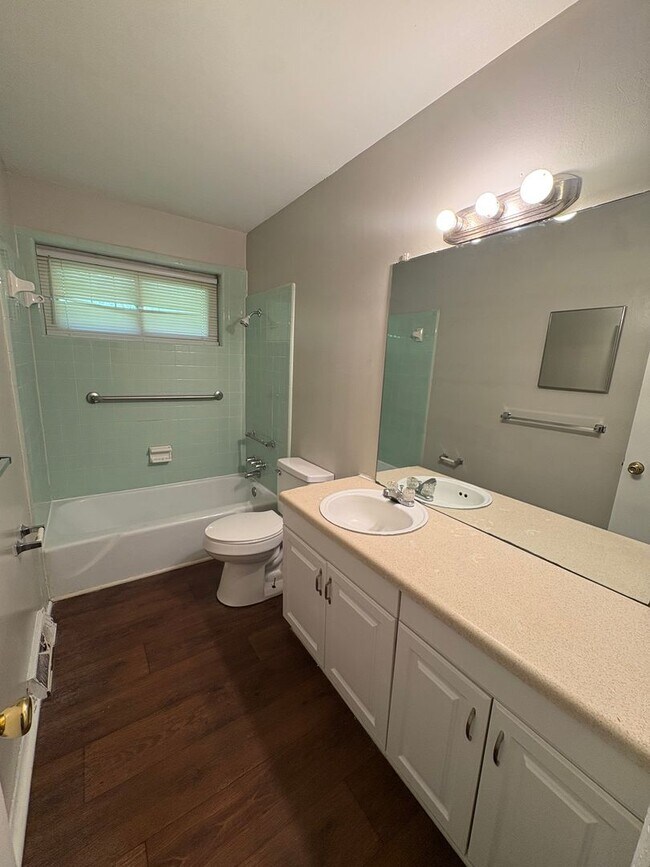 Building Photo - Spacious 3bedroom House  ($500.00 off firs...