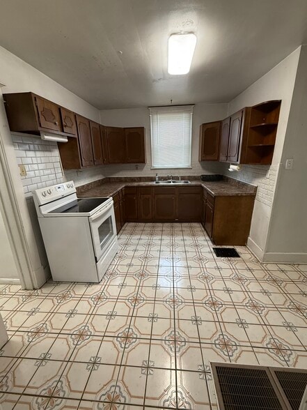 Kitchen - 2937 Iowa St