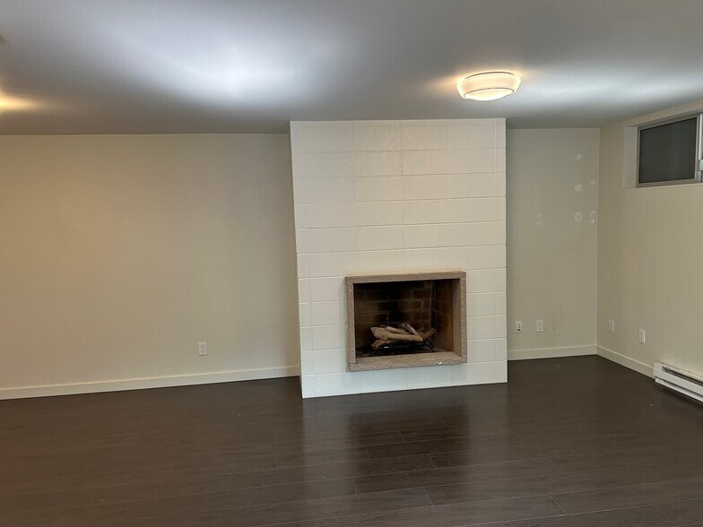 Building Photo - 1327 E Howell St