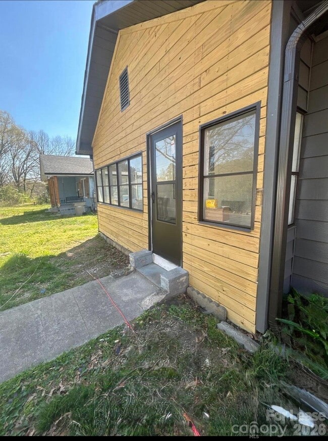 Building Photo - 405 S Highland St