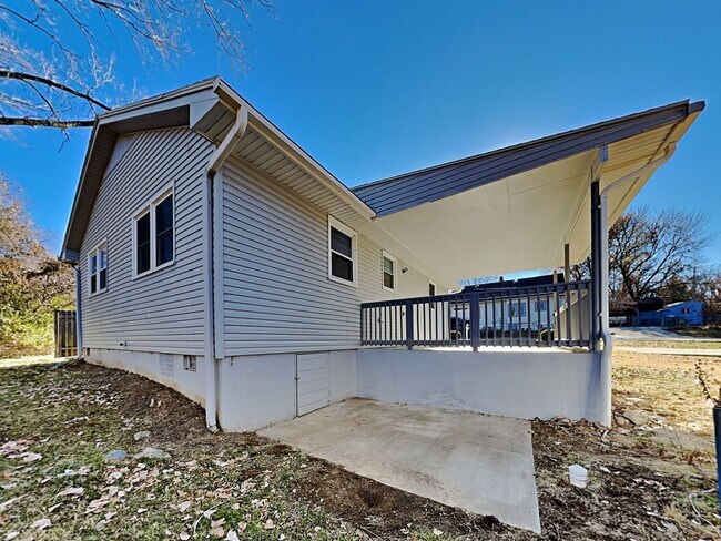 Building Photo - Updated 3-Bed Home with Granite Kitchen Near Shopping & Highways – Independence, MO
