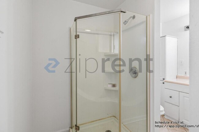 Building Photo - 909 N Estates Dr