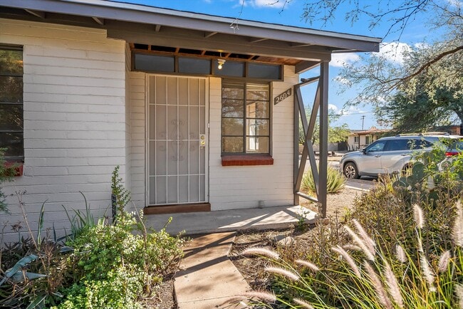 Building Photo - 2604 N Martin Ave