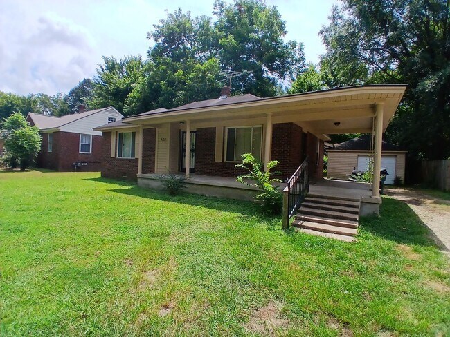 Primary Photo - Spacious 3 Bedroom 2 Bath