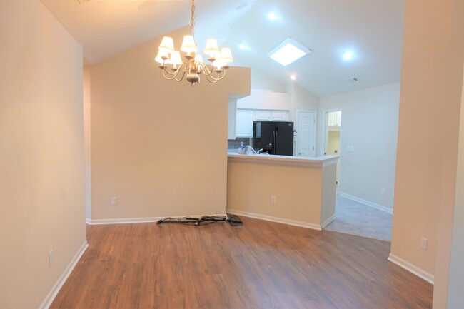 Building Photo - 303 Heritage Club Dr