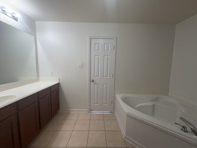Building Photo - 10009 Iron Ridge Dr