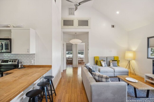 Building Photo - HISTORIC CHARM IN KING WILLIAM