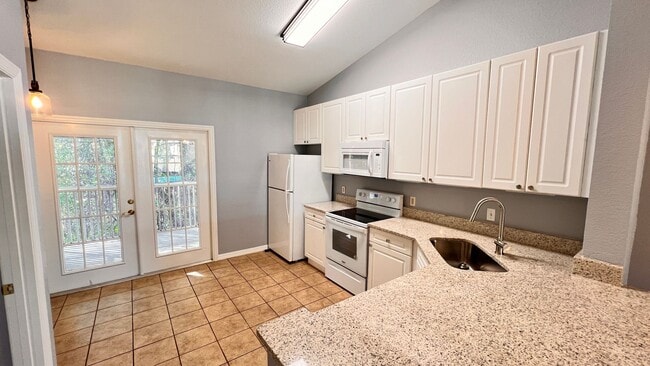 Building Photo - Stylish 2BR/2BA Condo in the Heart of Oviedo – Comfort, Convenience & Resort-Style Living! WASHER...
