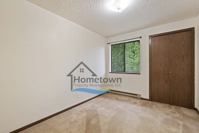 Building Photo - Great 3 Bedroom 2 Bath Duplex with Garage ...