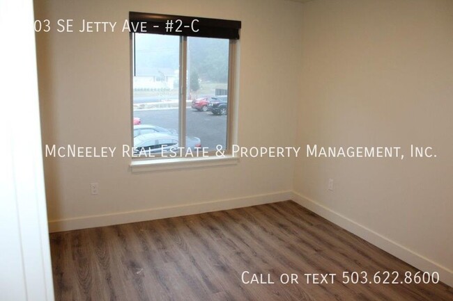 Building Photo - Second level 2 bed/ 1 bath with 1 Assigned...