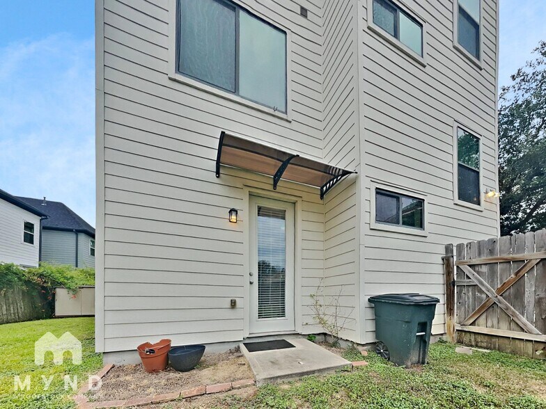 Building Photo - 9062 Laverne Cres