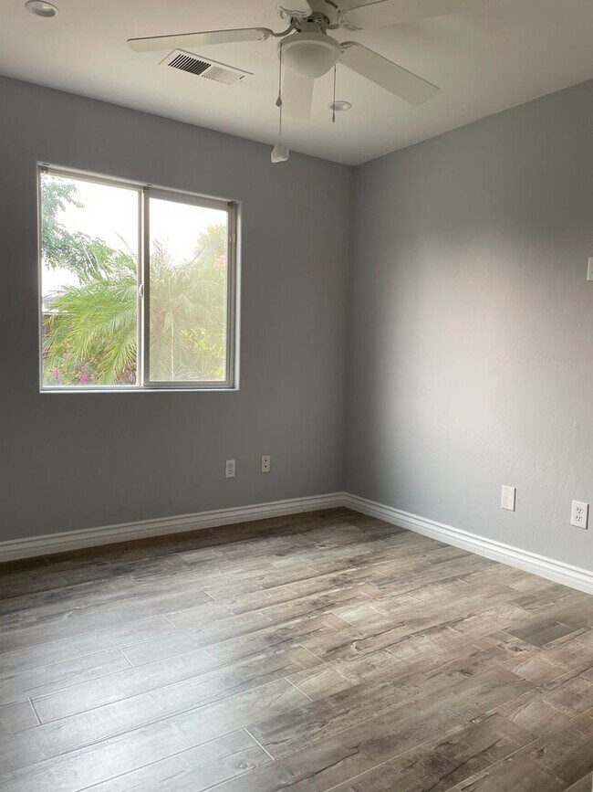 Building Photo - Beautiful NW Bakersfield Home with Lake Ac...