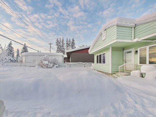 Building Photo - 820 Smythe St