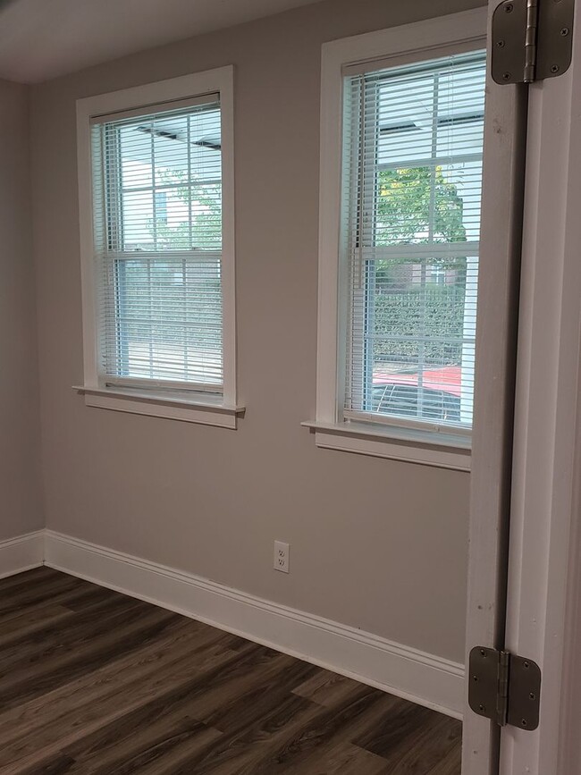 Building Photo - Available Now! | Charming 4-Bedroom Home |...