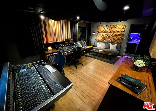 Building Photo - 7650 Curson Terrace