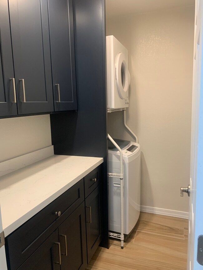 Laundry room w/storage - 8317 E Scarlet