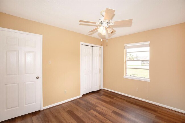 Building Photo - 2569 Cliff Dr