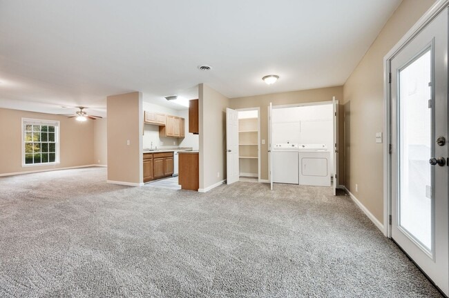 Building Photo - Awesome 2BE/BA townhouse in Bellevue!