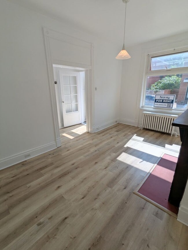 Building Photo - 4 Bedroom 1 Bathroom Single Family Home in...