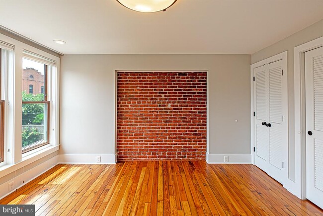 Building Photo - 325 D St SE