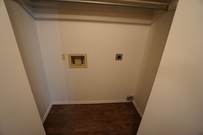 Building Photo - 3 BR, 1 BTH, 1 car garage