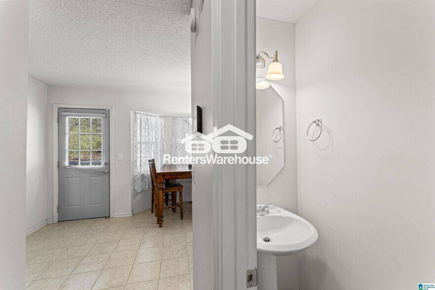 Building Photo - 3042 Wood Cir