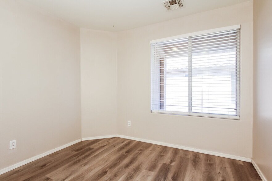 Building Photo - 2322 S 65th Dr