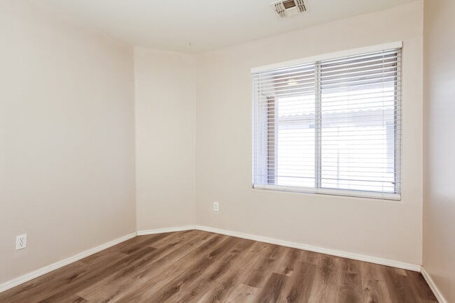 Building Photo - 2322 S 65th Dr