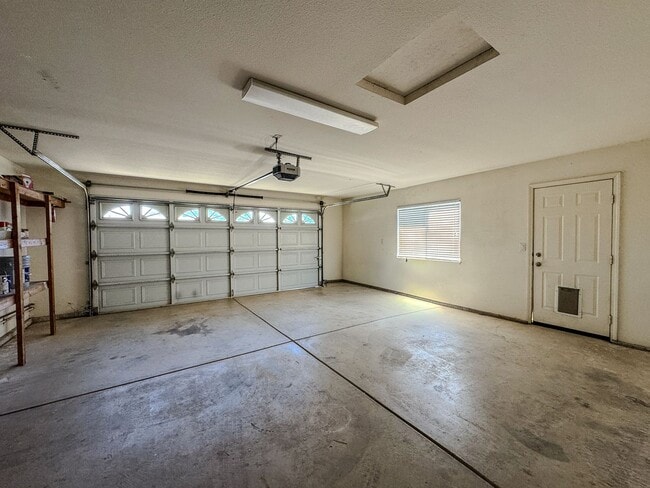 Building Photo - Lovely 3 Bedroom Home!