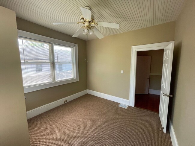 Building Photo - 4 bedroom 2 bathroom pet friendly house!