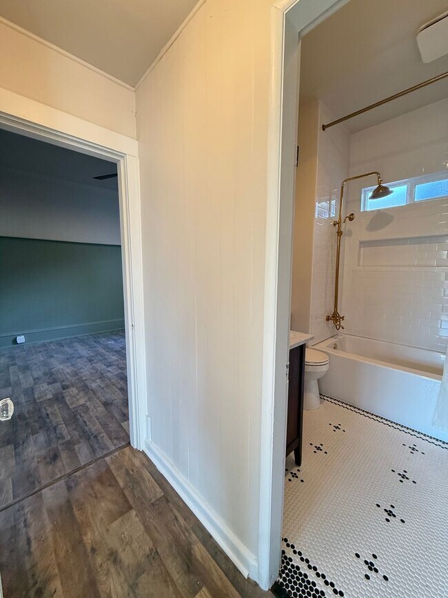 Building Photo - Now Available: Updated Everett 34-Bed, 1.5-Bath with Fenced Yard