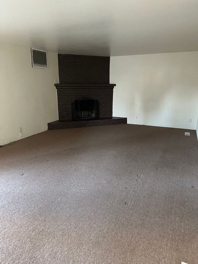 Building Photo - Desirable 2 Bedroom