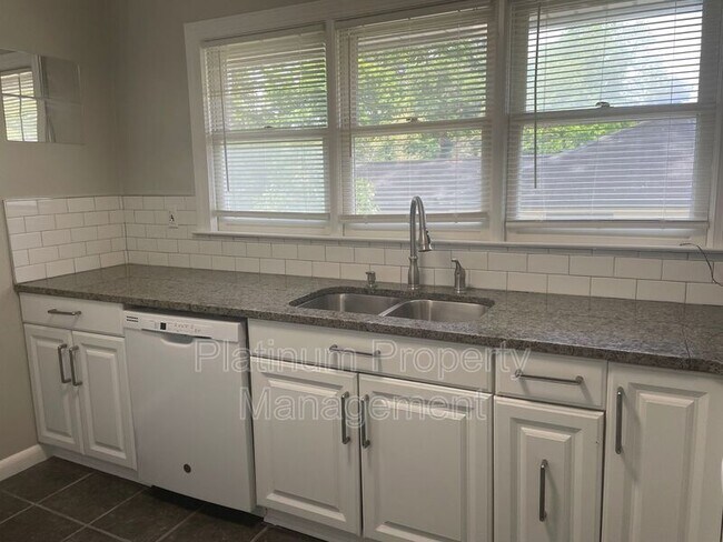 Building Photo - 3485 Maplehurst Dr