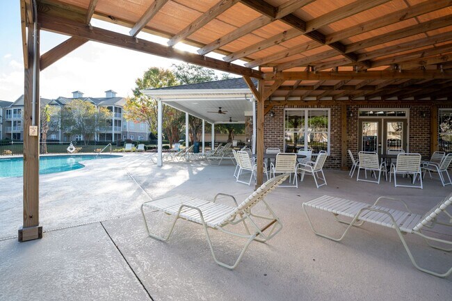 Building Photo - CALLING ALL GOLF ENTHUSIASTS!!! PERFECT OFF-SEASON RENTAL AWAITS YOU.