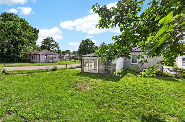 Building Photo - 222 Henquin Dr