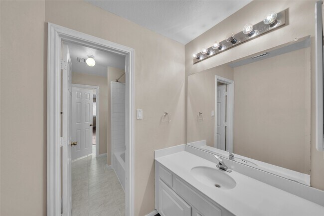 Building Photo - 1423 Meadow Lakes Dr