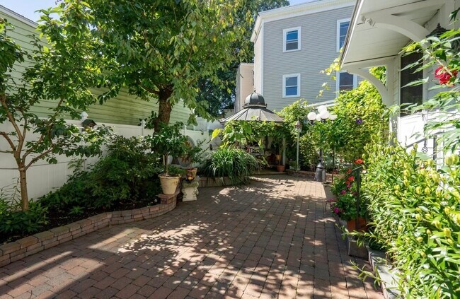 Building Photo - 24 Jane St