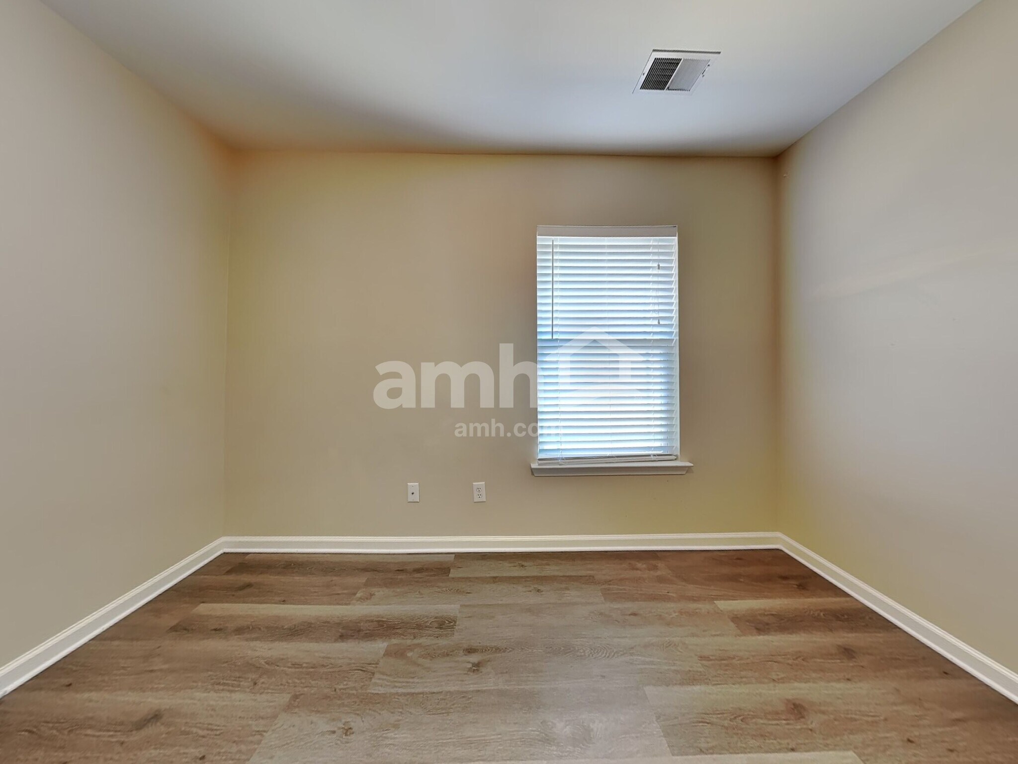 Building Photo - 2 Crystal Lake Dr