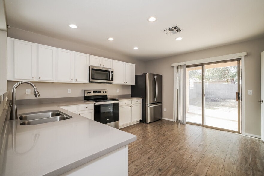 Building Photo - 2879 W Five Mile Peak Dr