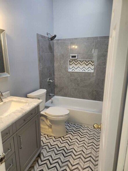 Building Photo - 24 Pine St