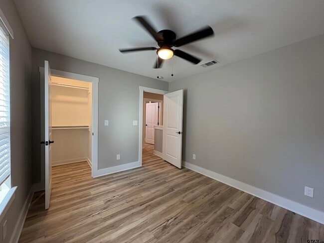 Building Photo - 305 Post Oak Dr