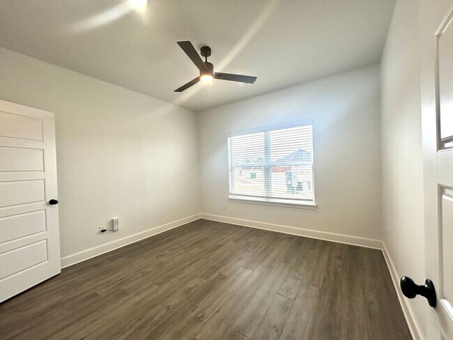 Building Photo - Centerton Home Available NOW! 4 bed, 2 full bath no carpet home. LARGE fenced backyard