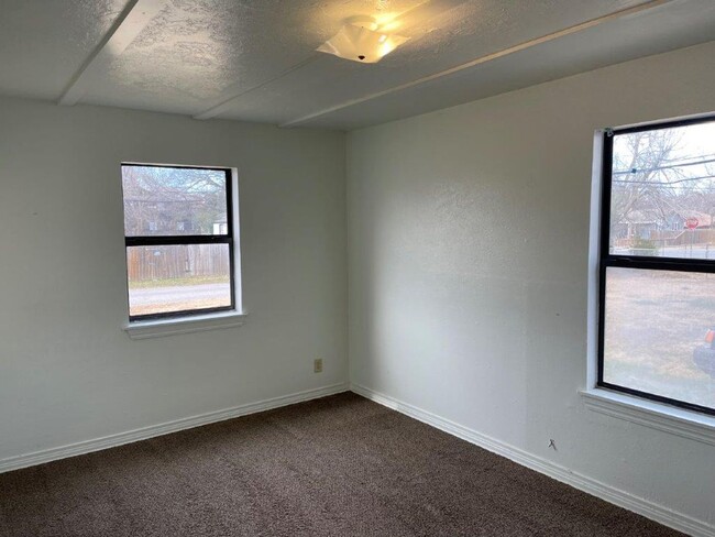 Building Photo - Cute 1 bed , 1 bath with washer dryer hook...