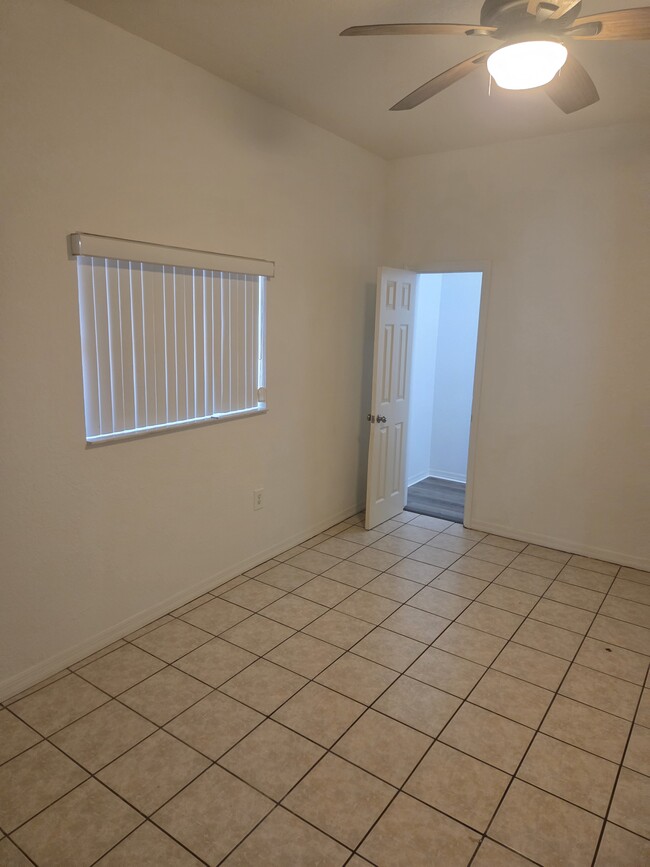 Building Photo - 2804 S Park Ave