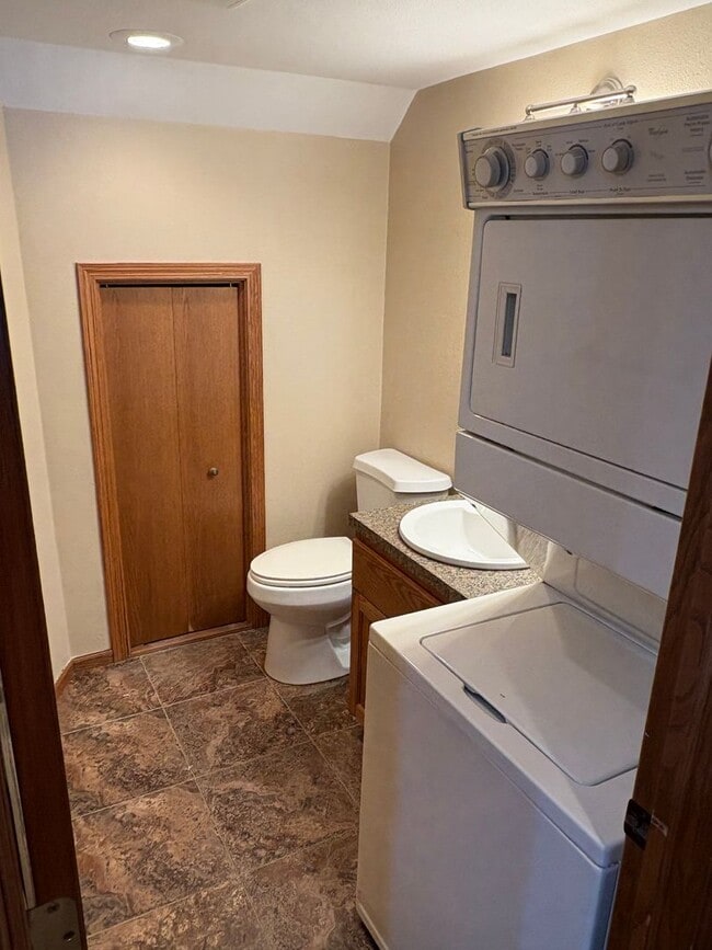 Building Photo - 2 Bedroom Condo