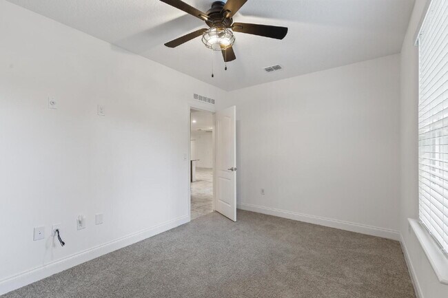 Building Photo - CLOSE TO EVERYTHING!