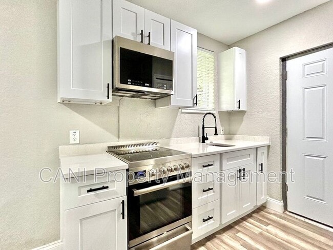 Building Photo - 418 Charles St