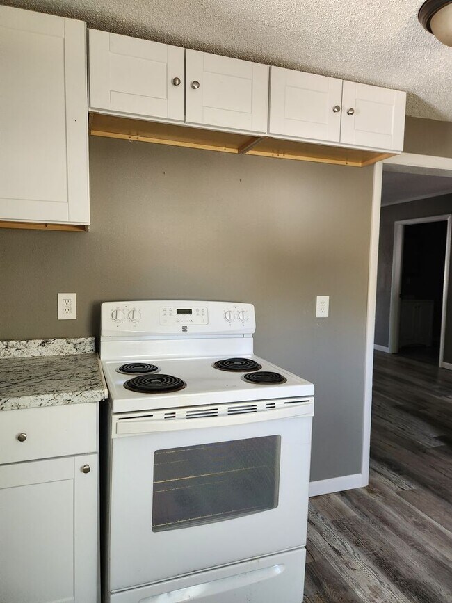 Building Photo - 4-Bedroom/1 Bath Home for Rent – $1,200/month – Columbus, KS